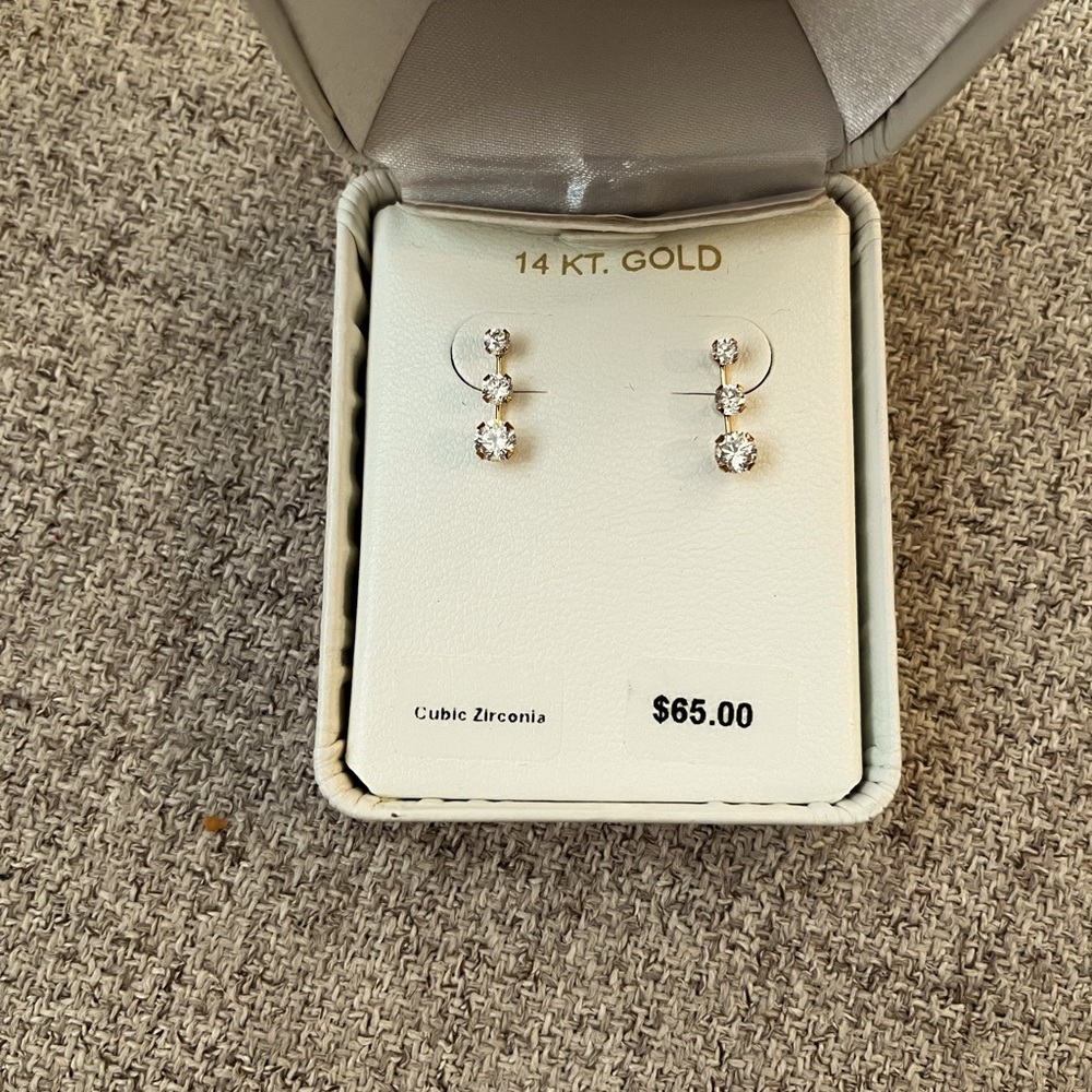 16 kt. Gold cubic zirconium earrings
